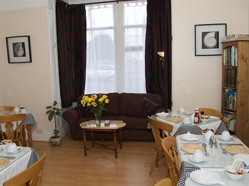 Harlequin Guest House With Parking Weymouth Bagian luar foto